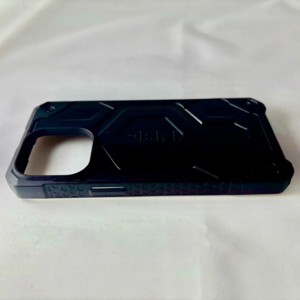 UAG - Monarch Pro Series Case with Magsafe for Apple iPhone 15 Pro Max - Carbon